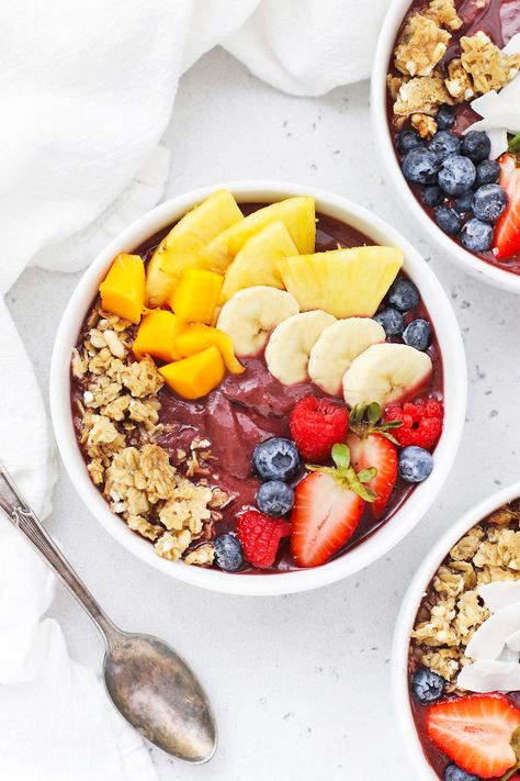 Pineapple Acai Bowls (Paleo and Vegan) Acai Bowl Recipes Healthy, Acai Bowl Toppings, Tropical Acai Bowl, Breakfast Acai Bowl, Plain Template, Breakfast Smoothie Bowl Recipes, Vegan Breakfast Smoothie, Too Hot To Cook, Healthy Fruit Snacks