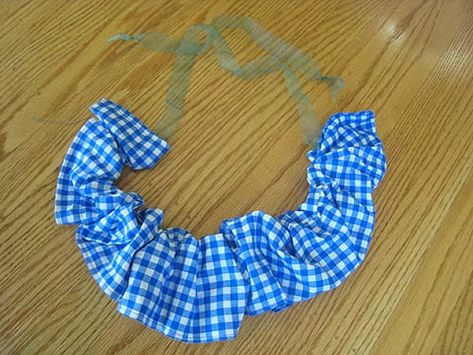 Let me share this clown collar tutorial and hope that at least one rookie mom will spend 9 minutes making this ruffle and call it a costume. #halloween #halloweencostumes #halloweenideas #baldbabies #season #costumeideas #halloweentips Diy Clown Costume For Men, How To Make Clown Collar, Diy Clown Costume Kids, Diy Clown Collar, Ruffle Collar Diy, Easy Clown Costume, Boys Clown Costume, Spooky Walk, Clown Costume Diy