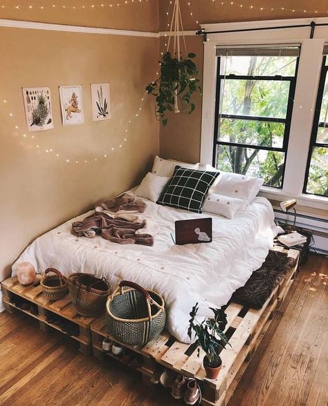 Vintage Bedroom Styles, Tumblr Bedroom, Pallet Bed, Tumblr Rooms, Bedroom Deco, Vintage Bedroom, Rustic Bedroom, Room Inspiration Bedroom, Bedroom Aesthetic