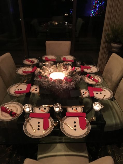 Snowman Place Setting Ideas, Snowman Table Setting, Snowman Table Decorations Centerpieces, Snowman Table Decorations, Christmas Lunch Table Setting, Snowman Tablescape, Snowman Place Setting, Christmas Dinner Set, Easy Holiday Decorations