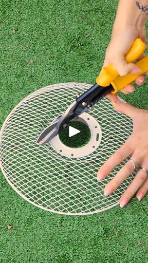 Diy Craft Tools, Cool Diy Art, Diy Garden Lighting Ideas, Manualidades Para Jardin Ideas, Diy Yard Ideas On A Budget, Diy Backyard Ideas On A Budget, Recycled Garden Crafts, Garden Hack Ideas, Simple Garden Ideas