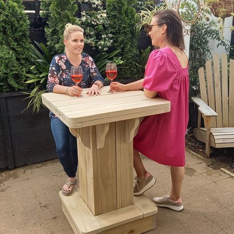 DIY plans to build an outdoor square pub bar table – Kenny's Yard: Outdoor woodworking plans Outdoor Pub Table Diy, Diy Bar Table Outdoor, Workshop Renovation, Diy Wooden Bar, Diy Outdoor Bar Plans, Bar Leaner, Backyard Bars, Outdoor Pub Table, Bar Chairs Diy