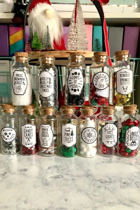 CHRISTMAS MINI BOTTLE LABELS | EVERYDAY JENNY Christmas Mini Bottle Gifts, Mini Glass Bottle Crafts Christmas, Mini Cork Jar Crafts, Mini Glass Container Craft Ideas, Mini Bottle Gift Ideas, Christmas Potion Bottles, Mini Glass Bottle Crafts, Mini Glass Bottles Ideas, Mini Bottle Crafts