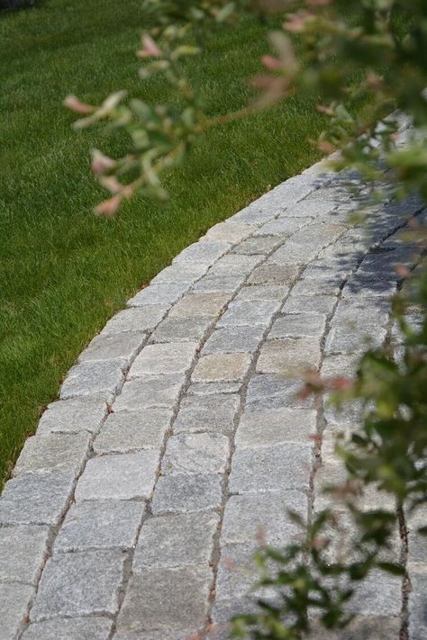 Granite cobblestones keep grass out and make a crisp lawn edging for walkways, while enhancing the look of your property. The combination of bluestone pavers and granite cobblestone borders in these walkways below lend a rustic yet elegant appearance to the entryways. Gray cobblestone walkway. Project by Stoneworks by Jim DeSanty. Walk Path Ideas, Modern Walkway, Walkway Design Ideas, Cobblestone Patio, Cobblestone Paving, Cobblestone Walkway, Cobblestone Pavers, Bluestone Pavers, Granite Paving