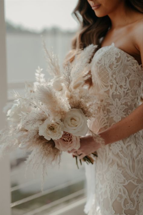 wedding photos, wedding photography, wedding photo shot list, boho wedding flowers, pampas wedding bouqet Pampa Wedding Bouquet, Tulum Wedding Flowers, Bride Bouquets Boho, Pampas Bouquet Wedding, Pampas Wedding Bouquet, Wedding Photo Shot List, Wedding Flowers Pampas, Timeless Wedding Decor, Pampas Bouquet