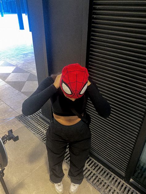 Black Beanie Outfit, Spiderman Hat, Spiderman Girl, Spiderman Outfit, Spiderman Spiderman, Spiderman Shirt, Beanie Fits, Beanie Outfit, Mode Zara