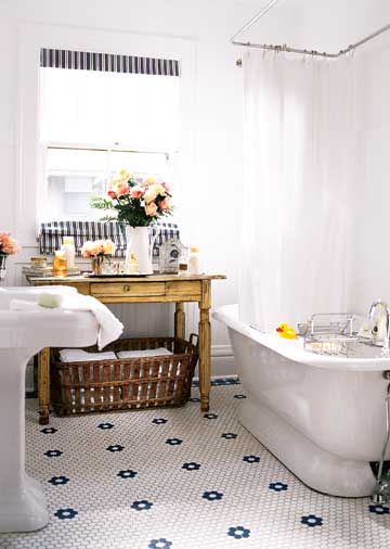 This bathroom exudes vintage charm! Find out more here: http://www.bhg.com/bathroom/photo-gallery/bathrooms-with-vintage-style/?socsrc=bhgpin021015beadboardbath&page=4 Cottage Style Bathrooms, Vintage Style Bathroom, French Country Bathroom, Bad Inspiration, Cottage Bathroom, Renovation Design, Chic Bathrooms, Bad Design, Design Del Prodotto