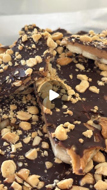 Nicole Barnes on Instagram: "a *healthier* frozen snickers bark w/ banana, peanut butter, dark chocolate, maldon, & crushed peanuts 🍌🍫 🥜 

#cookwithme #fyp #foodreels #recipe #easyrecipe #baking #howto #familyfood #dessert #healthydessert #chocolate #peanuts #peanutbutter #salt #comfortfood #snickers" Blue Billie Eilish, Peanut Butter Dark Chocolate, Banana Peanut Butter, Chocolate Peanuts, Healthy Dessert, Family Meals, Dark Chocolate, Peas, Instagram A