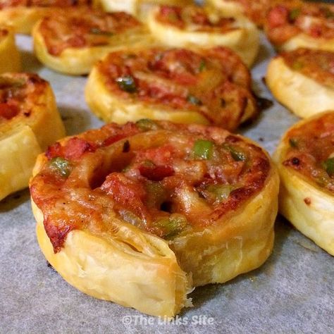 Puff Pastry Quiche, Savoury Party Food, Fingerfood Baby, Savoury Finger Food, Savoury Slice, Pizza Pinwheels, Sausage Rolls Recipe, Cheese Puff Pastry, Pinwheel Recipes