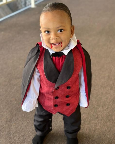 Boys Vampire Makeup, Boys Vampire Costume, Baby Vampire, Toddler Boy Costumes, Vampire Makeup Halloween, Little Vampire, Vampire Makeup, Boy Diy, Vampire Costume