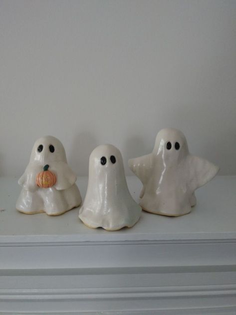 Boo :) Clay Ghosts, 달력 디자인, Halloween Clay, Sculpture Art Clay, Air Dry Clay Projects, Cerámica Ideas, Tanah Liat, Clay Diy Projects, Clay Crafts Air Dry