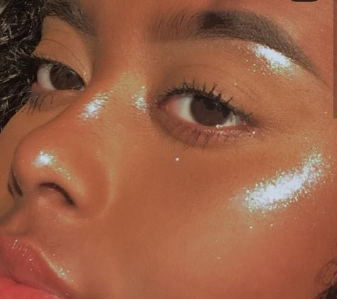 highlight placement Highlighter Makeup Aesthetic, Highliters Make Up, Highlighter Placement, Waitress Makeup, Sparkly Highlighter, Gold Highlighter Makeup, Lemonhead Glitter, Highlighter Aesthetic, Highlighter Looks