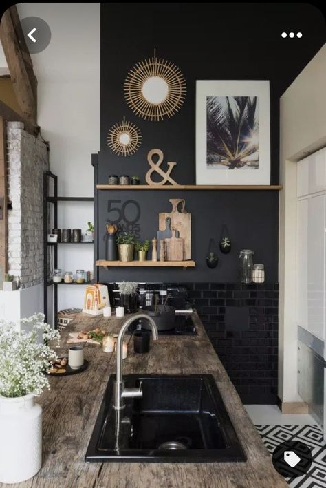 Black Walls Kitchen, Black And White Kitchen, Kitchen Inspiration Design, Black Kitchens, Black Walls, Kitchen Counter, Home Decor Kitchen, Interior Design Kitchen, White Kitchen