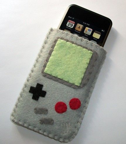 iphone cover design made with felt Gameboy Iphone, Gadget Accessories, Iphone Touch, Felt Games, Ipod Touch Case, Felt Case, Smart Phones, Nintendo 3ds, Felt Diy