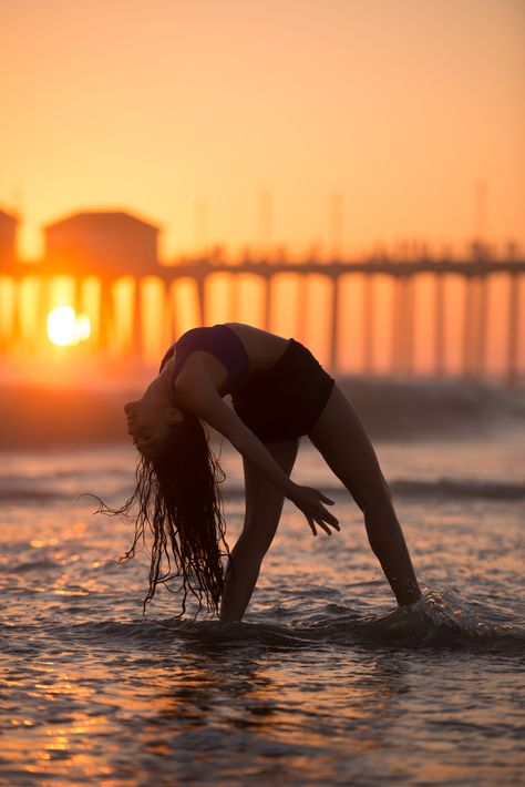 Sunset Dance Photography, Beach Dance Photography, Beach Dance, Dancing Poses, Dance Pics, Dance Photo Shoot, Dance Picture Poses, Dancer Photography, Trendy Photography