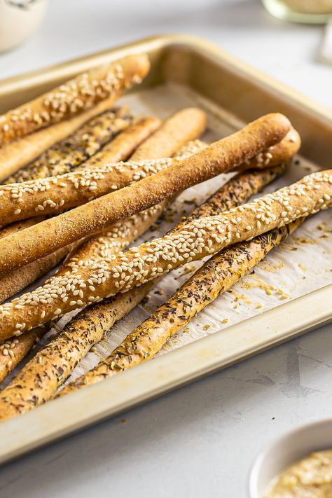 a tray with sourdough breadsticks Sourdough Discard Grissini, Uses For Sourdough Starter Discard, Sourdough Grissini Recipe, Sour Dough Bread Sticks, Quick Sourdough Discard Recipes Crackers, Sourdough Breadsticks Discard, Grissini Breadsticks Recipe, Sourdough Discard Breadsticks Recipe, Sourdough Bread Sticks Recipe