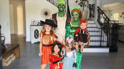 #shrek #halloweencostume #familyhalloweencostumes Shrek Family Costume, Shrek Halloween Costumes, Shrek Family, The Labrant Family, Shrek Halloween, Shrek Costume, Cole And Savannah, Labrant Family, Family Costumes