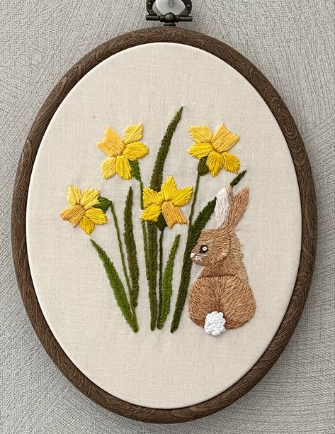 Hand embroidery using satin stitch (daffodils) and alternating long/short stitch (rabbit fur). Long And Short Stitch Embroidery, Fishbone Stitch, Long And Short Stitch, Floral Embroidery Patterns, Learn Embroidery, Embroidery Flowers Pattern, Hand Embroidery Pattern, Hand Embroidery Art, Embroidery Hoop Art