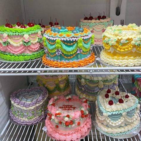 Maximalist Cake, Fake Cake Ideas, Sweets Aesthetic, Fake Cakes, Vintage Birthday Cakes, Creative Cake Decorating, Fake Cake, Crazy Cakes, Pretty Birthday Cakes