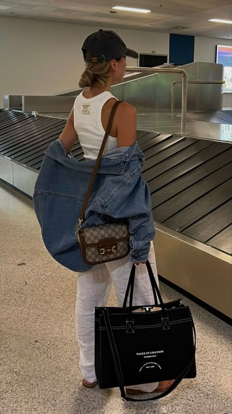 Shira Morag Longchamp Street Style, Bagpack Outfit Style, Travel Look Outfits, Travel Outfit Plane Summer, Streetwear Outfits Aesthetic, Gucci Bag Outfit, Luxury Airport, Cute Airport Outfit, Ootd Chic