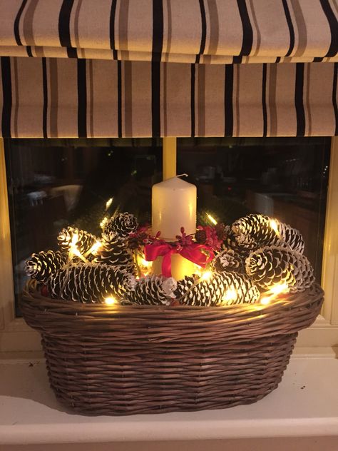 Christmas Basket Decoration Ideas, Xmas Tablescapes, Basket Christmas Decor, Decor With Baskets, Winter Basket, Small Christmas Decor, Longaberger Basket Ideas, Pink Drawing, Basket Christmas