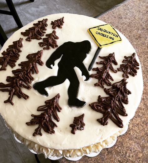 Sasquatch Cake Sasquatch Cupcakes, Sasquatch Birthday Cake Ideas, Sasquatch Birthday Cake, Sasquatch Cake Ideas, Big Foot Cakes, Bigfoot Snacks, Cryptid Party Decorations, Bigfoot Cake Ideas, Sasquatch Birthday Party