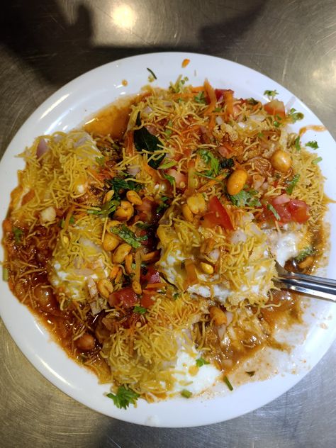 Bangalore Food Snap, Dahi Papdi Chaat, Dahi Puri, Photo Games, Vegetarian Fast Food, Food Mood, Chaat Recipe, Food Critic, Hotel Bedroom