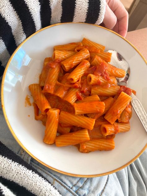 Italian Food Aethstetic, Red Pesto Pasta, Pesto Noodles, Aesthetic Pic Ideas, Red Pasta, Red Pesto, Italy Pictures, Pasta Plates, Sarah Paulson