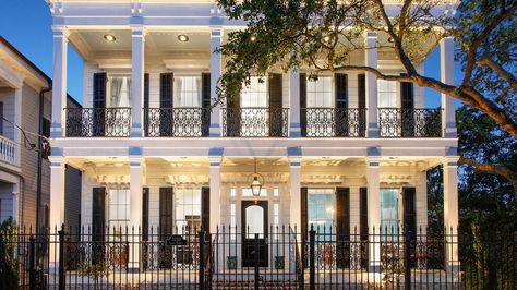 Room Ideas Beachy, Estilo Charleston, Summer Room Ideas, New Orleans Style Homes, Vibey Apartment, New Orleans Architecture, Summer Room, Charleston Style, Beachy Room