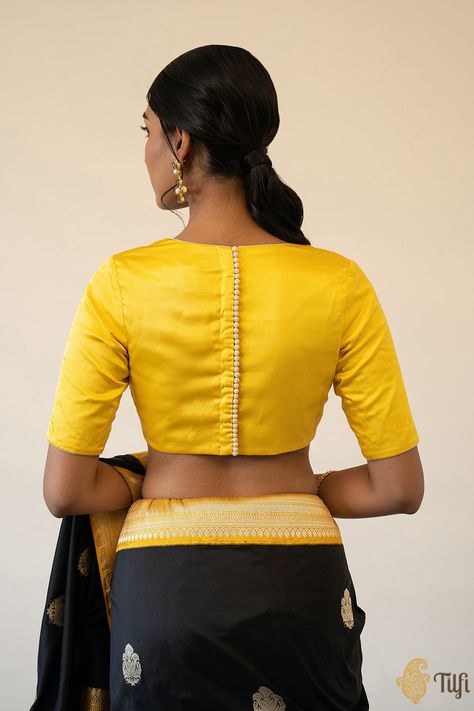 Back Button Blouse Designs Latest, Blouse Designs Back Buttons, Blouse Back Neck Designs Full Covered, Blouse With Buttons On The Back, Full Back Neck Blouse Design, Back Full Neck Blouse Design, Simple Boatneck Blouse Designs Latest, High Back Neck Blouse Designs, Potli Button Sleeves Design