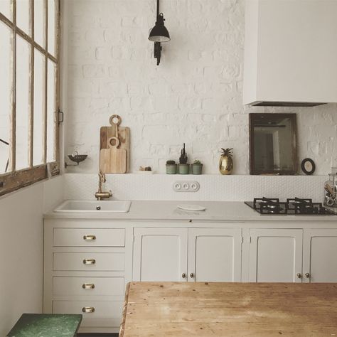 Hex Tile Backsplash, How To Have Style, Reims France, Hex Tile, Black And White Tiles, Bentwood Chairs, French Kitchen, Open Living Room, French Lessons