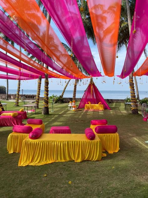 Outdoor Mehendi Decor Ideas Simple, Budget Mehendi Decor, Mendhi Outdoor Decor, Haldi And Sangeet Decoration, Mehendi And Sangeet Decor, Punjabi Jaggo Decoration, Terrace Mehendi Decor, Mehendi Event Decor, Mehendi Party Decoration