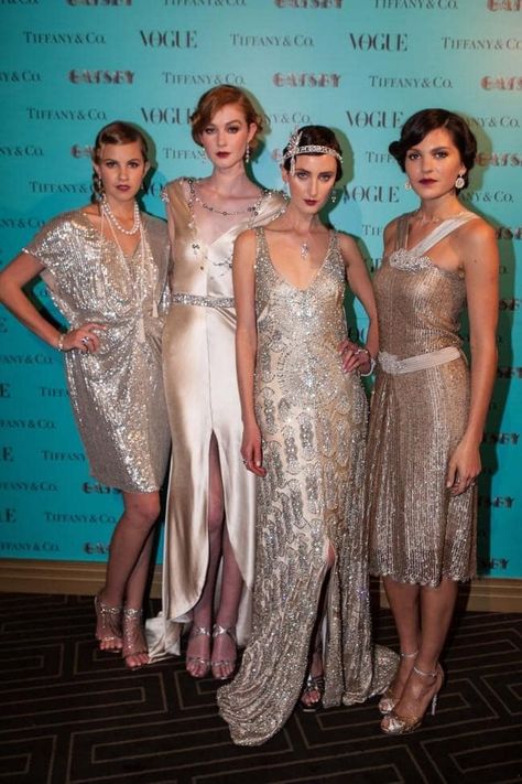 Tiffany & Co. and Vogue celebrate The Great Gatsby movie. Models show off Tiffany & Co's The Great Gatsby jewellery collection. Art Deco Bridesmaids, Modern Gatsby, Gatsby Party Outfit, Gatsby Outfit, Style Année 20, Sew Clothing, Great Gatsby Theme, Great Gatsby Fashion, Great Gatsby Wedding