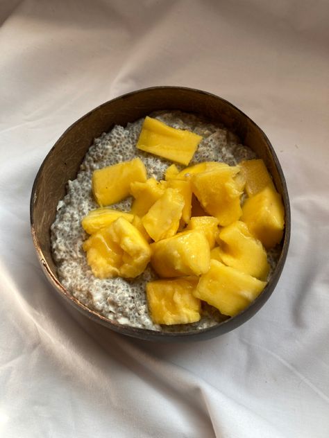 Breakfast With Mango, Chia Seeds Breakfast Recipes, Chia Pudding Ideas, Chia Seed Pudding Aesthetic, How To Make Chia Pudding, Healthy Food Ideas Aesthetic, Chia Pudding Aesthetic, Healthy Life Aesthetic, Healthy Breakfast Aesthetic