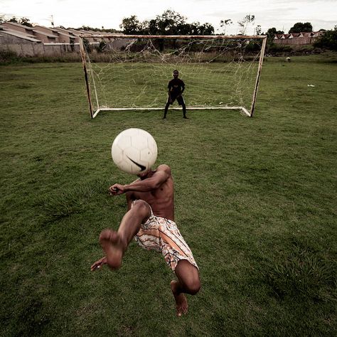 Goal man by Lucas Ninno Street Football, Bicycle Kick, Soccer Photography, Football Photography, Playing Soccer, Soccer Tips, Soccer Life, Football Photos, Soccer Pictures