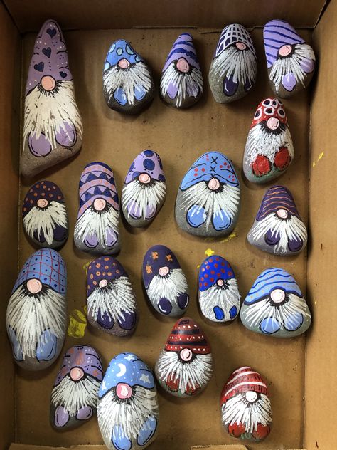 Animal Painted Rocks Easy, Gnome Pebble Art, Gnome Rocks Painted, Gnome Rock Painting Ideas Easy, Gnomes Painted On Rocks, Gnomes On Rocks, Gnome Rock Painting Ideas, Gnome Rock Painting, Rock Gnome