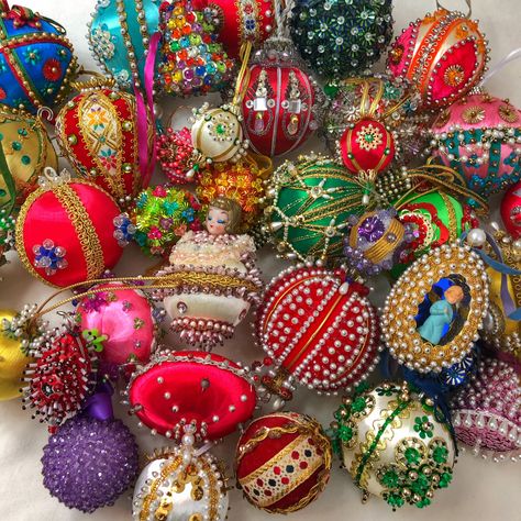 Handmade Vintage Ornaments, Diy Christmas Ornaments Vintage, Vintage Beaded Christmas Ornaments, 70s Christmas Ornaments, Retro Christmas Diy Vintage Ornaments, Vintage Handmade Christmas Ornaments, Vintage Handmade Ornaments, Vintage Push Pin Ornaments, Diy Styrofoam Ball Ornaments