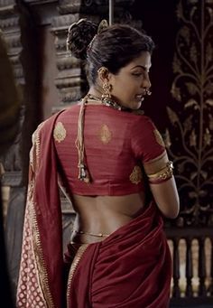 Priyanka Chopra Jonas Best Looks of All Time #priyankachopra #celebrityfashion #priyankachoprajonas #fashionactivation #fashionnews Priyanka Chopra Wedding, Bajirao Mastani, Nauvari Saree, Indian Sari Dress, Indian Photoshoot, Indian Woman, Saree Models, Indian Aesthetic, Indian Actress Hot Pics