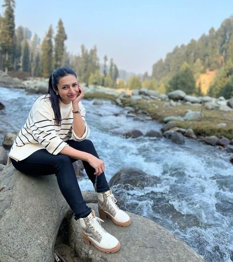 Outfit For Mountain Trip, Kashmir Trip Outfit Ideas, Outfits For Manali Trip, Manali Trip Outfit, Mountain Trip Outfit, Kashmir Travel Outfit, Aesthetic Snow Outfits, Kashmir Outfit Ideas, Manali Outfit Ideas