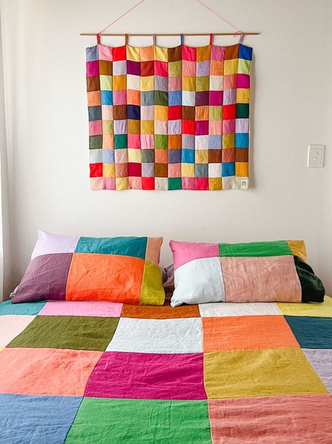 Textile Home Decor, Colorful Quilt Bedroom, Cool Quilt Patterns, Patchwork Pillows Ideas, Diy Bedspread, Quilting Gift Ideas, Patchwork Pillowcase, Square Quilt Patterns, Quilted Wall Art