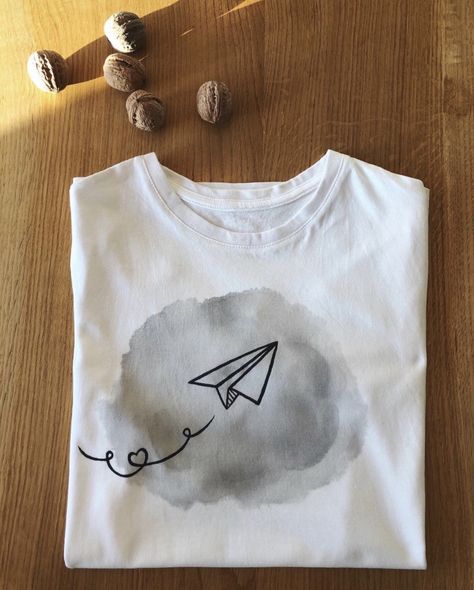 Painted T Shirts Ideas Design, Tshirt Painting For Men, Diy Painted Tshirt Ideas, White T Shirt Painting Ideas, Tshirt Drawing Ideas, Painting On Clothes T Shirts, Tshirt Painting Ideas Creative, Painted Tshirts Diy Ideas, Painting On Tshirts