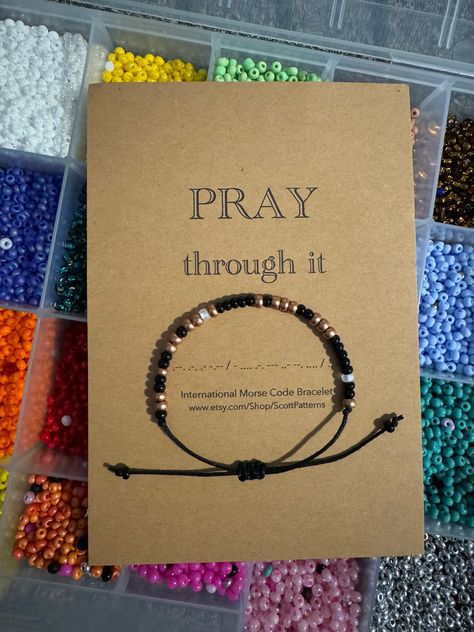 "Pray through it" Morse Code Bracelet.  This bracelet is made with black, waxed cotton cord - which is durable and lightweight. Beautiful black and bronze glass seed beads are used for your message. frost white beads are used in between the words as spacer beads. Bracelet is adjustable with a sliding knot that fits most all wrist sizes. This color looks great on men and women/ kids as well.  Bracelet comes shipped with card stock packaging as shown.  Want a customized morse code bracelet? Messag Sliding Knot Tutorial, Bracelet Morse Code, Bracelet Morse, Pray Through It, Code Bracelets, Secret Sister, Faith Bracelet, Cute Friendship Bracelets, Christian Bracelets