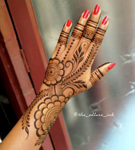 Back Hand Bail Mehndi Designs, Western Mahendi Design Simple, Mehndi Designs For Wedding Function, Mehandi Designs For Hands Back Side, Back Hand Mahendiii Design, Mendhi Designs Backhand, Mehdi Degine 2024, Western Mehendi Designs, Arabic Back Hand Mehndi Designs