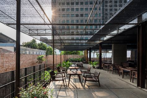 Gallery of Restaurant of Shade / NISHIZAWAARCHITECTS - 33 Industrial Terrace, Coffe Decor, Vietnam Restaurant, Pergola Decorations, Tropical Architecture, Diy Shades, Roof Construction, Garden Terrace, Backyard Pergola