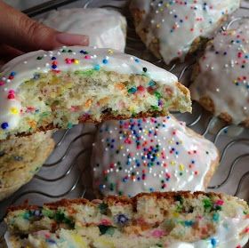 Cake Mix Scones, Cake Mix Muffins, Recipes Using Cake Mix, How To Make Scones, Boxed Cake Mixes Recipes, Scones Recipe Easy, Pane Dolce, Cake Mix Recipes, Scone Recipe