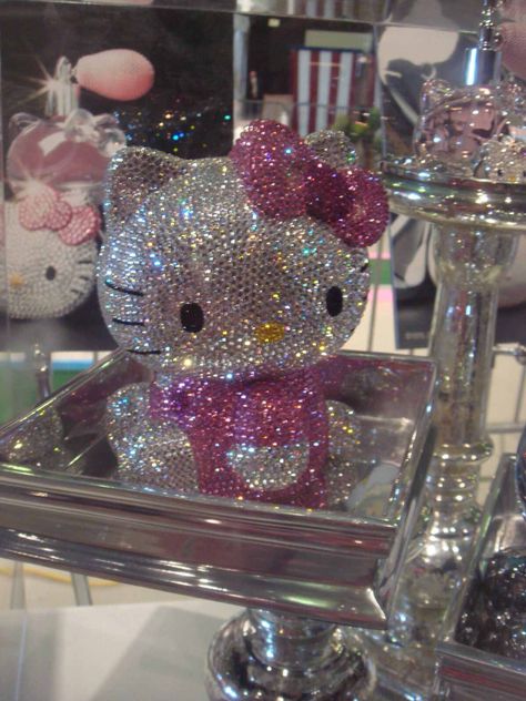 Hello kitty<3 Blinged Out Things, Rhinestone Room Decor, Bedazzler Ideas Diy, Badazel Things, Bedazzled Objects, Bedazzled Cart, Seraphim Cosplay, Bedazzled Things, Bling Items