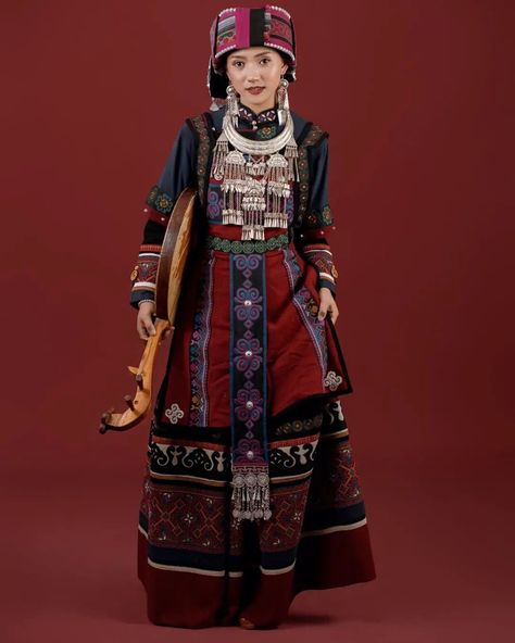 Hmong Fashion, Cultural Fashion, People Png, World Cultures, Chinese Art, Sewing, Dresses, Quick Saves, Clothes