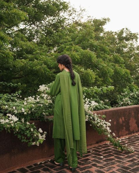 Indian Green Aesthetic, Desi Aesthetic Outfit, Desi Poses, Ethnic Aesthetic, South Asian Aesthetic, Zara Shahjahan, Pakistani Culture, Pakistani Women, Desi Love