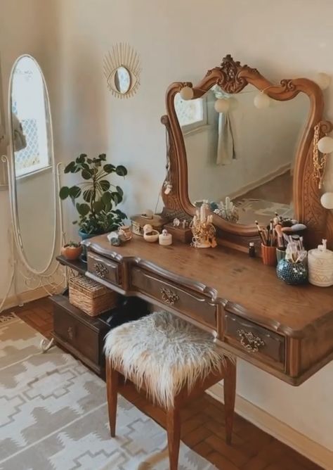 Cosy Dressing Room, Cottage Dressing Table, Brown Vanity Bedroom, Rustic Vanity Ideas Bedroom, Boho Vanity Ideas, Cottagecore Vanity, Aesthetic Bedroom Vintage, Antique Furniture Bedroom, Vintage Vanity Aesthetic