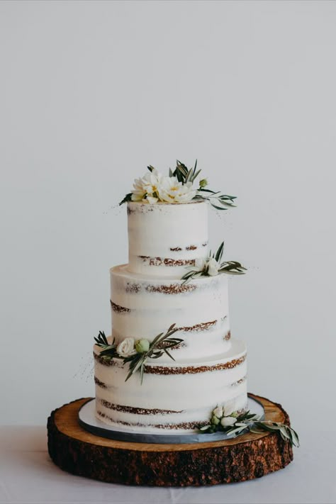 Wedding Cake On Wood Slice, Rustic Mountain Wedding Cake, Small Mountain Wedding Cake, Mountain Outdoor Wedding, Colorado Wedding Decor, Cheap Mountain Wedding, Rustic Cabin Wedding, September Mountain Wedding, Rustic Woodsy Wedding Decor